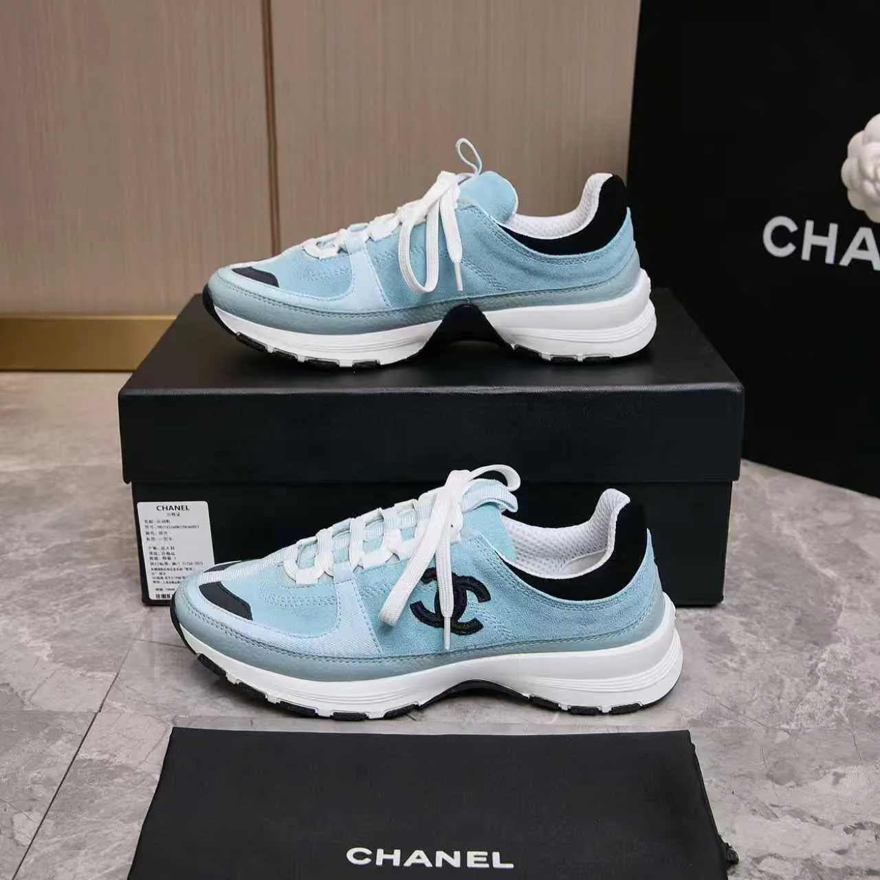 p560 Chanel Chanel - 2025 counter top casual sports shoes This classic design; the upper is embroidered with various techniques; the outsole is fashionable and sporty; the extraordinary inclusion of a variety of color matching elements... The diversified mix and match is very beautiful and versatile, casual, fashionable, sports and outdoor can be taken into account... ꫛꫀꪝ Go➫ Materials: ❶Upper made of: original imported high mercerized cow suede + imported mixed sheepskin ❷The inner lining is made of: original imported breathable mesh ❸Outsole is based on: original TPU combination outsole. Full set of boutique packaging for women 35-41 and men 38-46